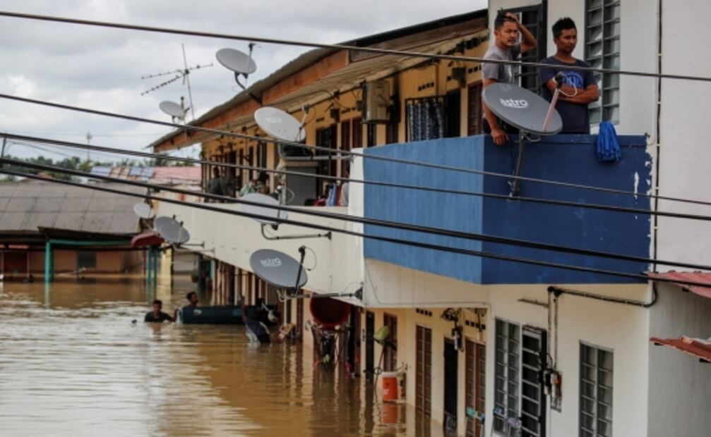 Al menos 7 muertos y más de 51 mil evacuados por "inusuales" inundaciones en Malasia