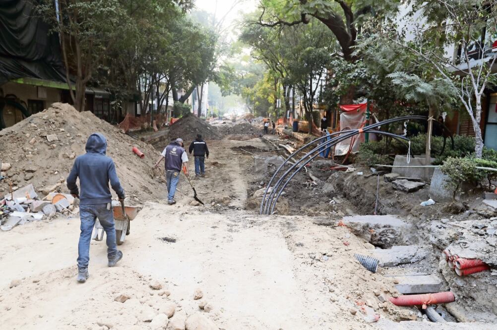 En Varsovia la empresa responsable de los trabajos era Construcción e Instalación de Infraestructura Urbana SA de CV, la cual invertiría 17 millones 68 mil 847.38 pesos en su rehabilitación (BERENICE FREGOSO. EL UNIVERSAL)