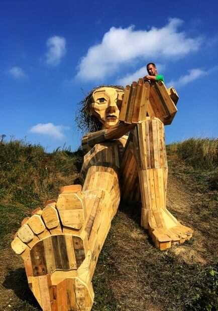 Esculturas gigantes de duendes invaden los bosques de Dinamarca