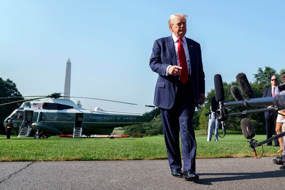 El presidente estadounidense, Donald Trump, sale de la Casa Blanca en Washington; tiene previsto visitar Escocia en una visita de cuatro días, donde visitará sus campos de golf y se reunirá con el primer ministro británico, Keir Starmer. Foto: EFE