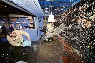 Pega tromba a la zona sur de la Ciudad; anega comercios y calles