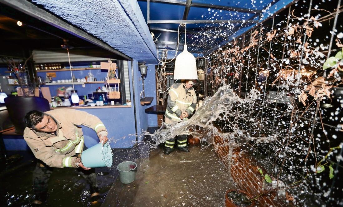 En viviendas y establecimientos de Copilco Universidad se registraron anegaciones de más de 20 centímetros de altura en avenida Universidad y en Eje 10 Sur (VALENTE ROSAS. EL UNIVERSAL)