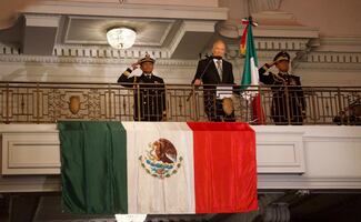 Gertz Manero encabeza Grito de Independencia en Londres; embajada celebra identidad mexicana