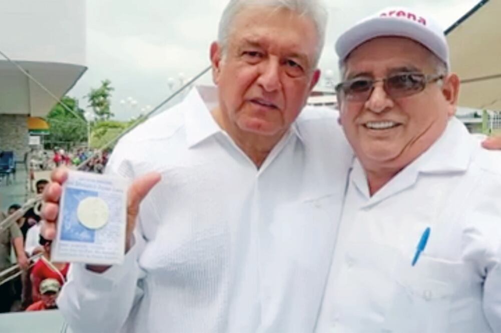 El presidente de Morena, Andrés Manuel López Obrador, informó en sus redes sociales sobre su visita a Catemaco, Veracruz, donde le regalaron un frasco de loción y un amuleto para protegerse de “chombos, zopilotes y buitres”. (TOMADA DE FACEBOOK)