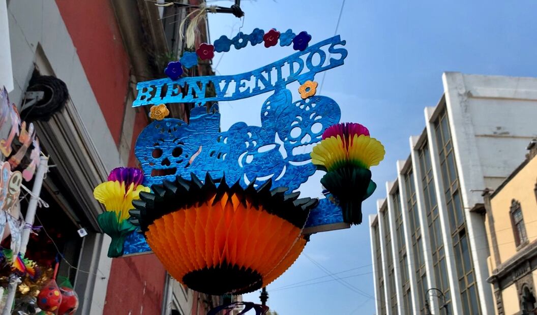 En tiendas de artículos importados y en el comercio ambulante del primer cuadro de la capital, cientos de productos alusivos al Día de Muertos son buscados y adquiridos por personas que se adelantan a las compras y que acuden a esa parte de la Ciudad en busca de variedad y un mejor precio. Foto: Alberto González/EL UNIVERSAL