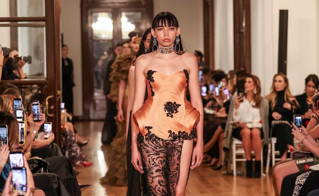 Juana Martín presentó su colección "Folclore" en CDMX. Foto: Esteban Torreblanca. EL UNIVERSAL