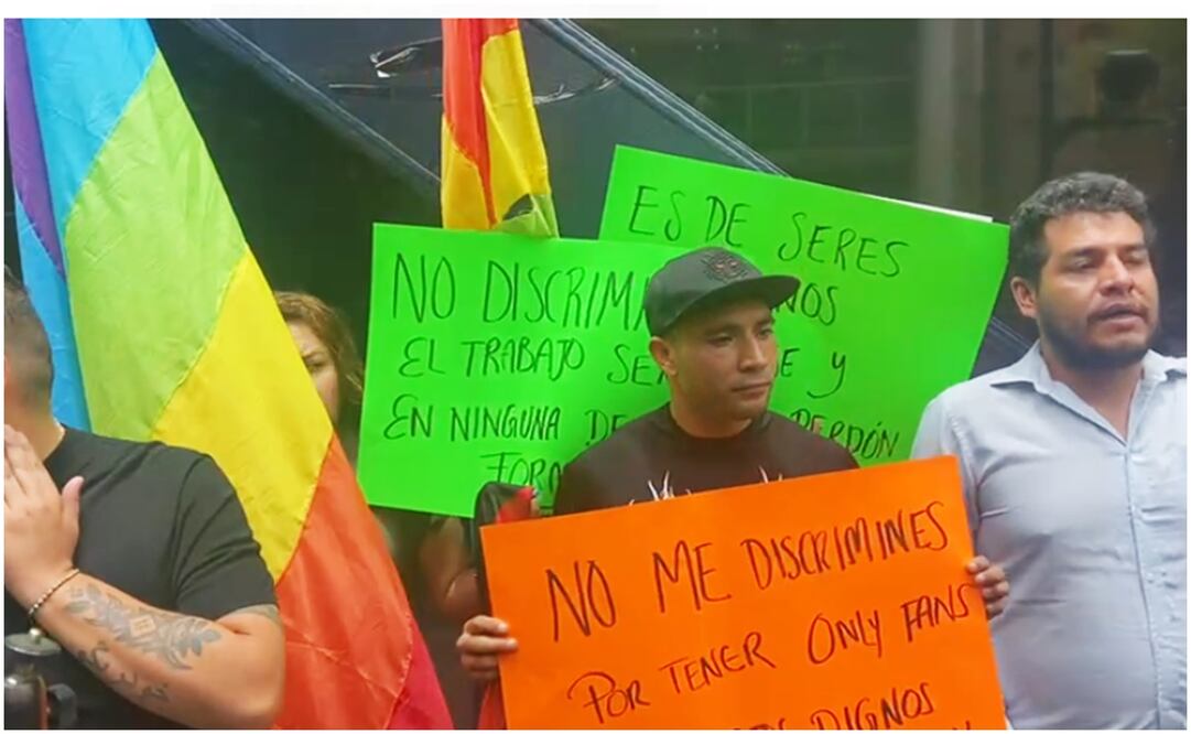 Jorge Luis Villegas, el policía que fue suspendido por protagonizar un video con contenido para adultos en instalaciones del Metro, se manifestó frente a la sede de la Secretaría de Seguridad Ciudadana (SSC).
Foto: Juan Carlos Williams