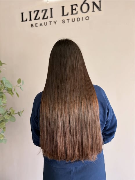 Un tono profundo y elegante que disimula la raíz. Foto: Instagram @lizzileonbeautystudio