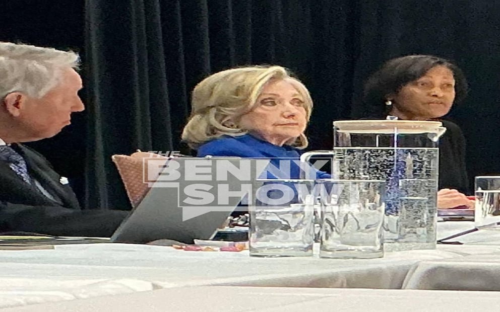 La pausa, de una media hora, se produjo después de que el 'influencer' conservador Benny Johnson compartiera en X una foto de Clinton en la sala, señalando que la política "no luce feliz" y atribuyendo el documento a la congresista republicana por Colorado Lauren Boebert. Foto: X / vía @bennyjohnson