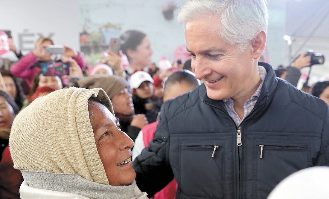 El gobernador destacó la labor que realizan las mujeres para apoyar a las personas que sufren alguna enfermedad. ESPECIAL