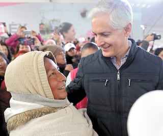 Dan apoyos a personas con alguna discapacidad