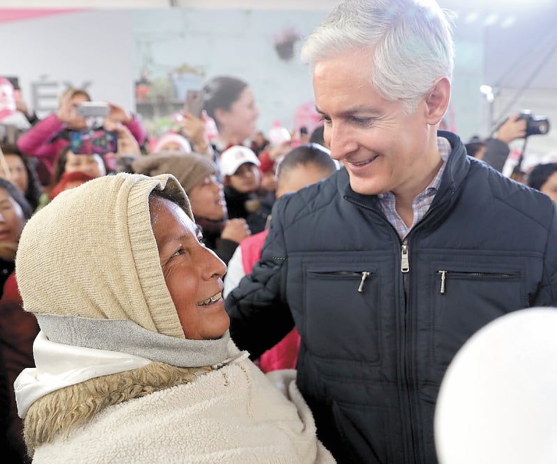 El gobernador destacó la labor que realizan las mujeres para apoyar a las personas que sufren alguna enfermedad. ESPECIAL