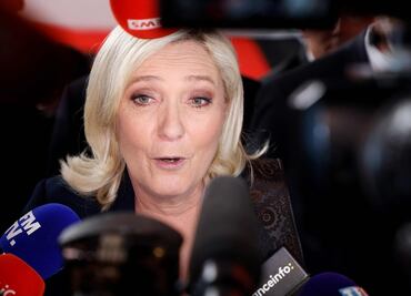 Le Pen llevaría a Francia a la guerra civil si se cumpliera su plan de prohibir el velo islámico, dice Macron