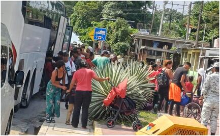 A bordo de autobuses, miles de migrantes de la caravana “Jesucristo” abandonan territorio oaxaqueño