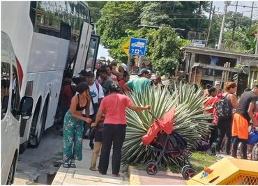 A bordo de autobuses, miles de migrantes de la caravana “Jesucristo” abandonan territorio oaxaqueño