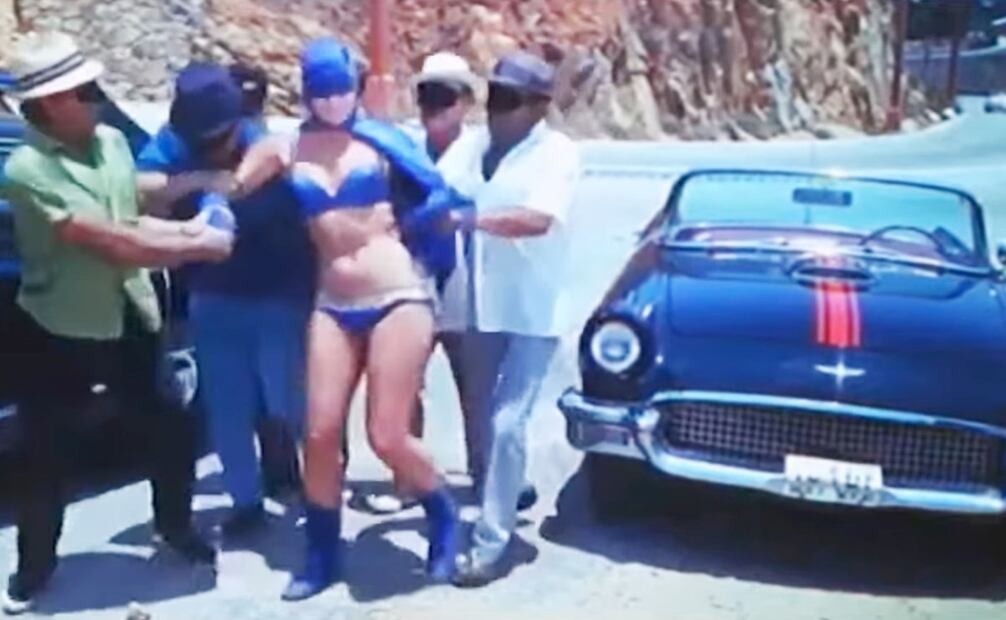 Mientras el Batman de Adam West usó como Batimóvil un Lincoln Futura bastante modificado, la Mujer Murciélago de Maura Monti usó un Ford Thunderbird 1957 Raven Black con una franja roja en el cofre, sin ningún otro rasgo digno de una superheroína. Foto: Captura de Pantalla/ESPECIAL