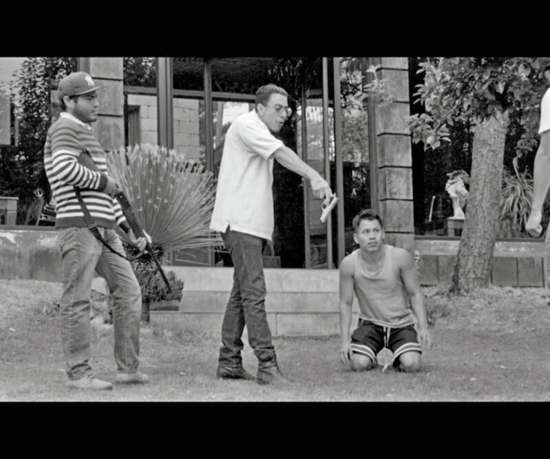 Nana de crueldad y caridad trata sobre los encontronazos que se dan unos paracaidistas ante la desesperación de no poder salir más allá del jardín. CORTESÍA