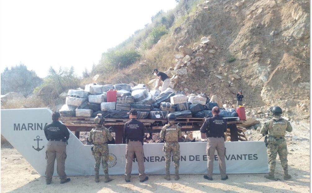 Semar incinera casi 5 toneladas de clorhidrato de cocaína en el puerto de Acapulco, Guerrero (22/11/2025). Foto: Especial