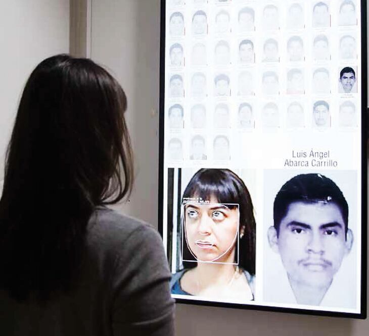 Nivel de confianza es una cámara con algoritmos que mide la similitud del rostro de un espectador con los rostros de los estudiantes desaparecidos (CATÁLOGO DE DATA BODY AS ARTIFACK)