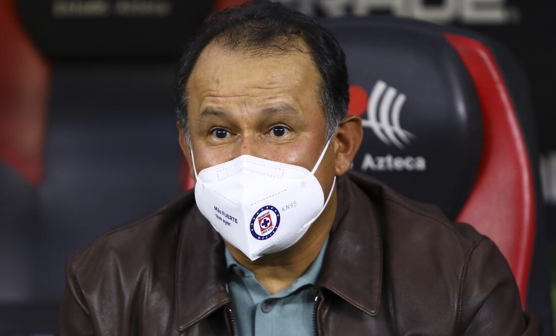Juan Reynoso, técnico de Cruz Azul en el partido ante el América - FOTO: Imago7