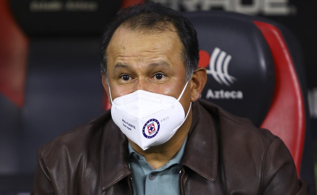 Juan Reynoso, técnico de Cruz Azul en el partido ante el América - FOTO: Imago7