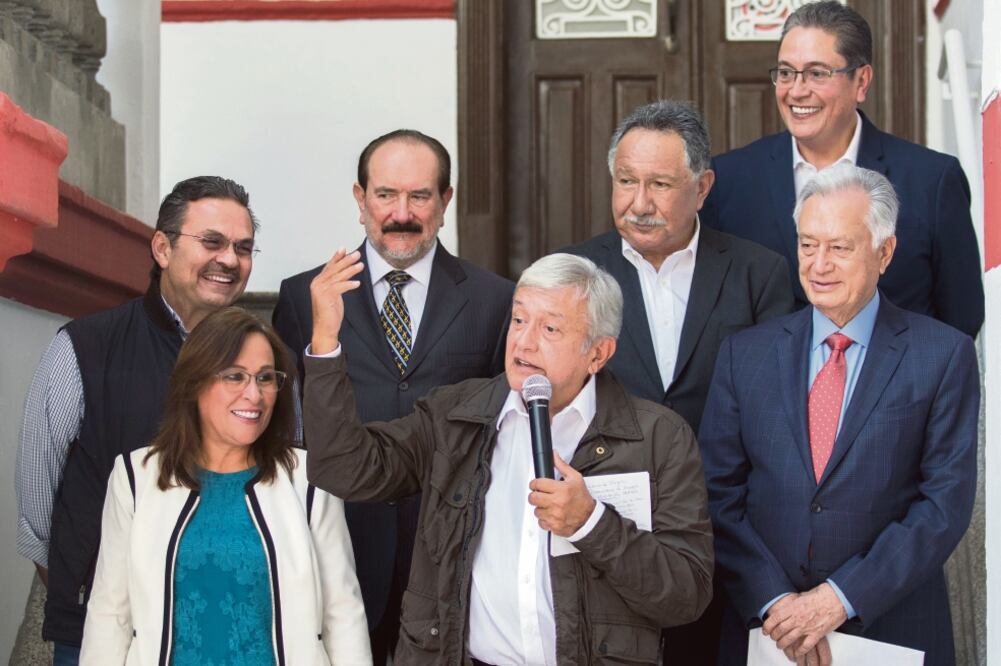 Junto a su equipo en materia de energía, Andrés Manuel López Obrador dice que espera la constancia del tribunal para comenzar con los proyectos planteados. (SAÚL LÓPEZ. CUARTOSCURO)