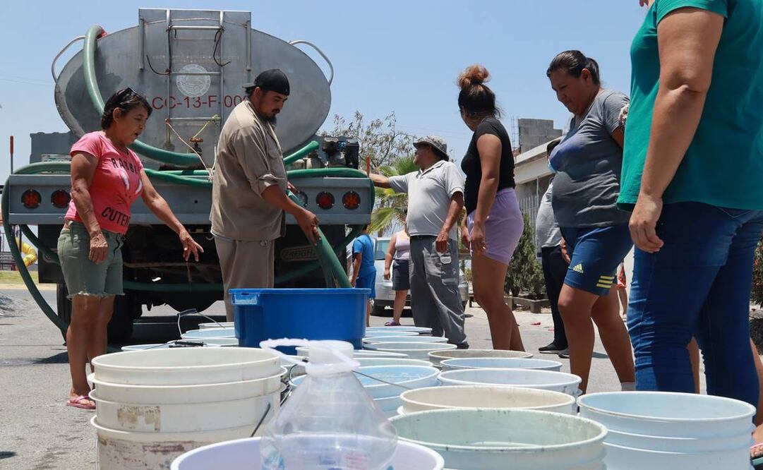 Reparto de agua en la colonia Hacienda del Sol García en Nuevo León. Foto: Emilio Vásquez EL UNIVERSAL