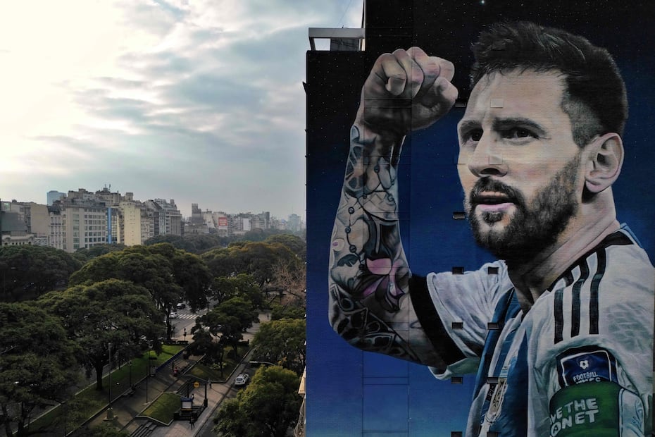 Mural de Lionel Messi, pintado por Martin Ron en Buenos Aires, Argentina - Foto: AFP