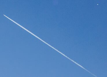 Buques de la Marina y la Guardia Costera buscan restos del globo espía chino en EU