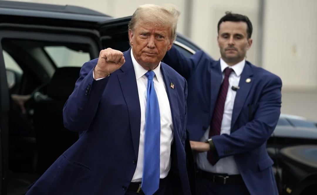 El expresidente Donald Trump, aspirante a la candidatura republicana en 2024, arriba al aeropuerto regional Manchester-Boston, en Londonderry, Nuevo Hampshire, 23 de octubre de 2023. Foto: AP