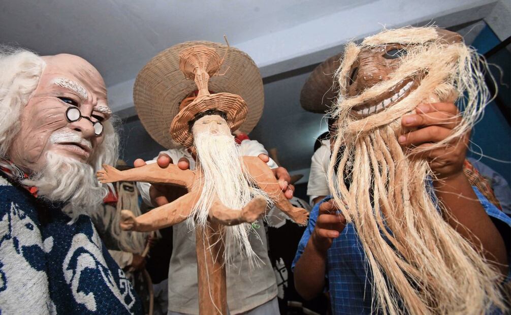 La vestimenta característica de los huehuentones es una máscara de madera que refleja el rostro de una persona anciana, ropa de manta, un sombrero, un cotón y una mochila. Foto: Edwin Hernández / EL UNIVERSAL