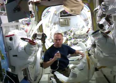 Suspenden caminata espacial por agua en traje de astronauta