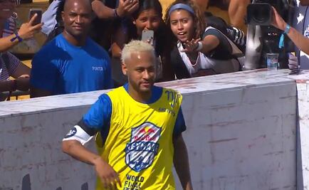 Neymar reaparece en una cancha 