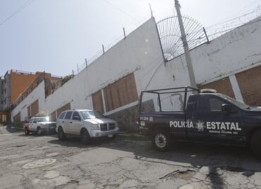 Policías estatales custodian casa de atención a migrantes tras fuga de 60 personas en Toluca