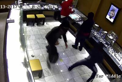 Intentan robar joyería, pero vitrina lo impide