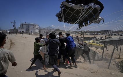 FOTOS: Trifulcas e insuficiente la ayuda humanitaria lanzada desde el aire en Gaza