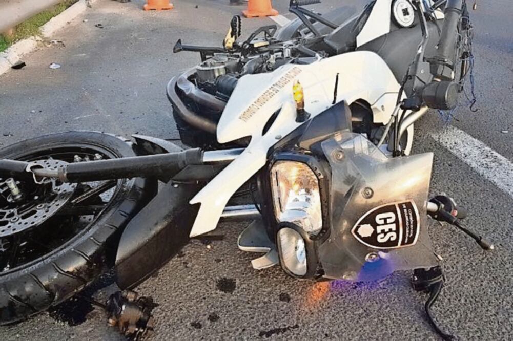 El hecho. El vehículo del elemento quedó sobre el asfalto, junto al cadáver, que duró cerca de cuatro horas en el carril. (ESPECIAL)