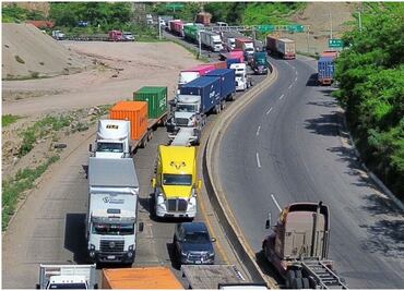 Fallas en Puerto de Manzanillo provocan caos vial y filas kilométricas; reportan un muerto