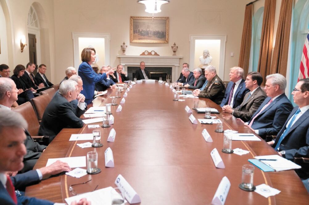 La fotografía de la reunión de este miércoles 16 de octubre de 2019, en la Casa Blanca, entre la líder de la Cámara de Representantes, Nancy Pelosi, y el presidente estadounidense, Donald Trump, donde él la llamó “política de tercera clase”. Foto: TWITTER