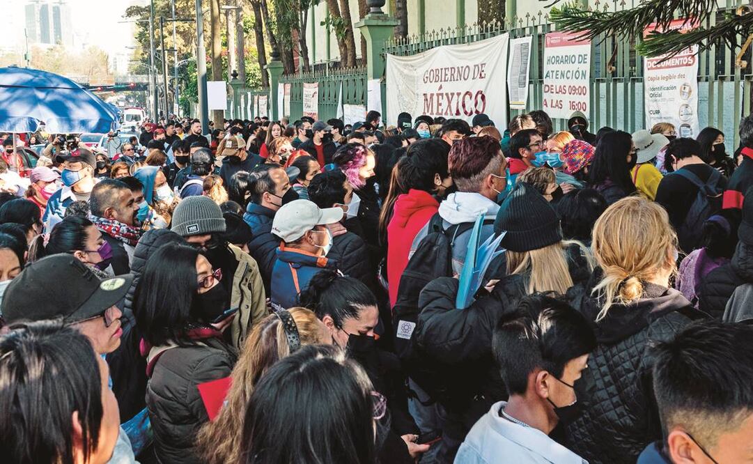 Solicitantes de la beca Benito Juárez han reportado largas filas y aglomeraciones para registrar el apoyo.