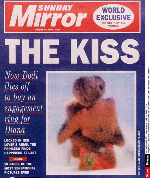 Así publicó The Mirror, en agosto de 1997, la foto que tomó Brenna de la princesa Diana y Dodi besándose. FOTO: ESPECIAL