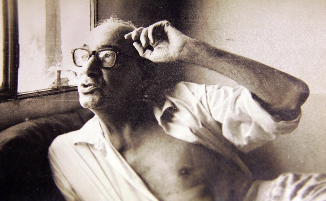 Reproducción de una fotografía del escritor Juan Carlos Onetti. Foto: EFE/Iván Franco