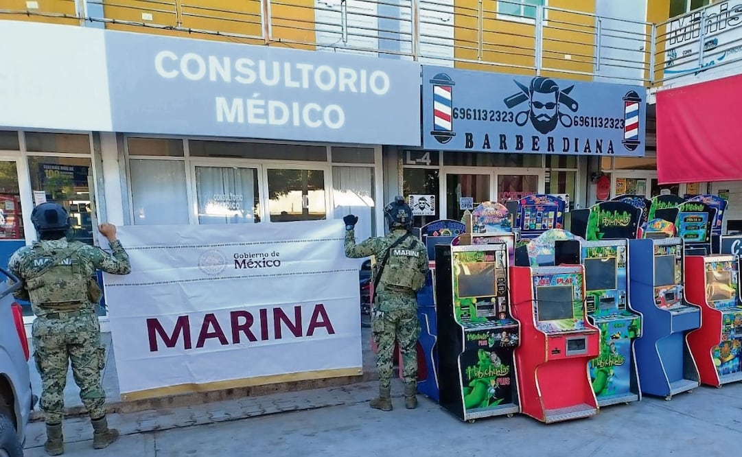 En el marco de la Fuerza de Tarea Escudo Sinaloa, personal de la Marina Armada aseguró este domingo 46 máquinas tragamonedas denominadas habichuelas, y en otro evento detuvo a una persona en el municipio de Elota. Foto: Especial (30/12/2024)
