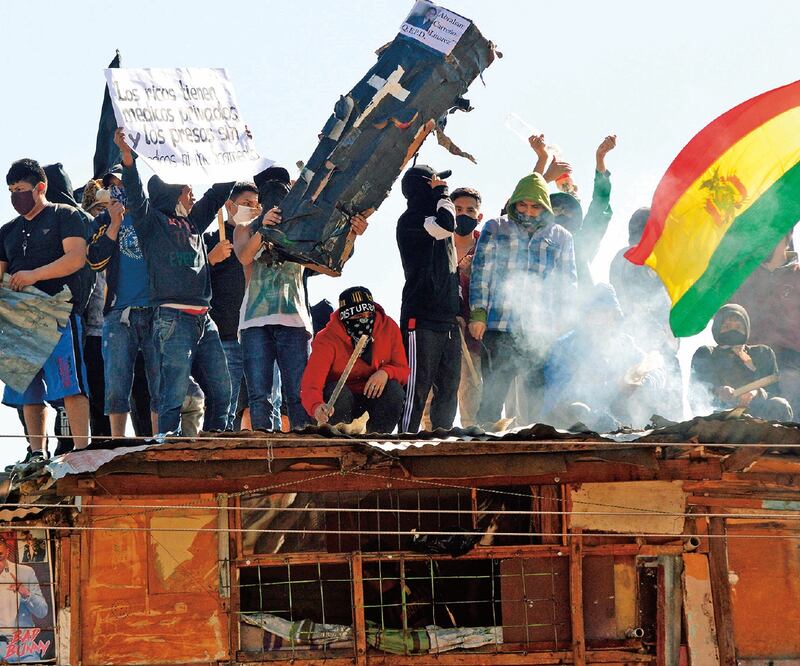 Reclusos de San Sebastián en Cochabamba, Bolivia, exigieron medidas sanitarias luego de la muerte, supuestamente por Covid-19, de dos internos. AFP