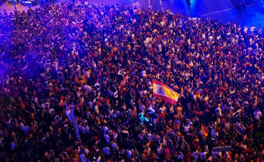 Españoles celebran victoria ante Argentina en la plaza central de Madrid. (19/07/26) Foto: AP