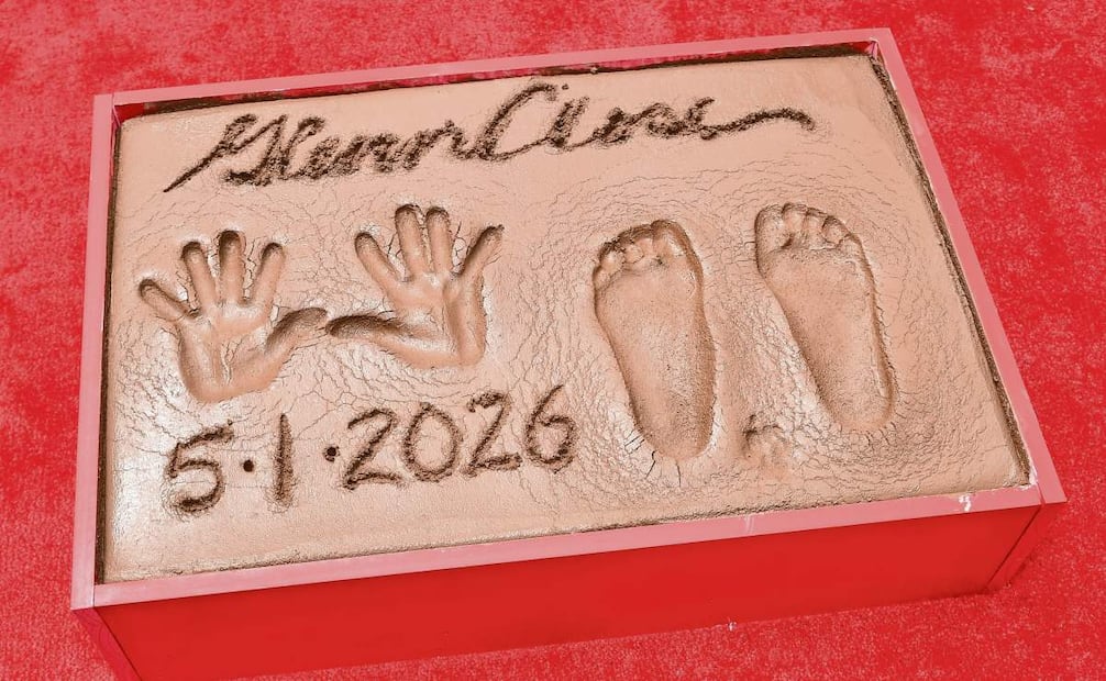 La mano y la huella de Glenn Close en cemento se muestran durante una ceremonia en honor a Close el viernes 1 de mayo de 2026 en el Teatro Chino TCL de Los Ángeles. Foto:  Richard Shotwell/Invision/AP