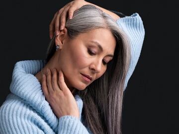 Cómo usar el aceite de romero para oscurecer las canas