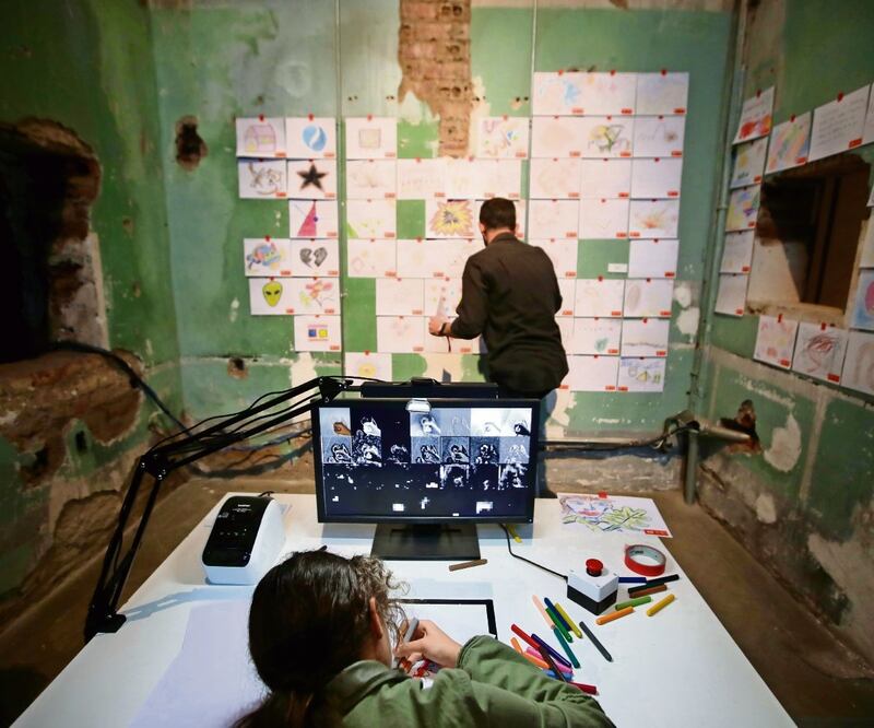 Crítico 2020, del artista Vicente Quesada, valora los dibujos de los visitantes. foto: Valente Rosas/ EL UNIVERSAL