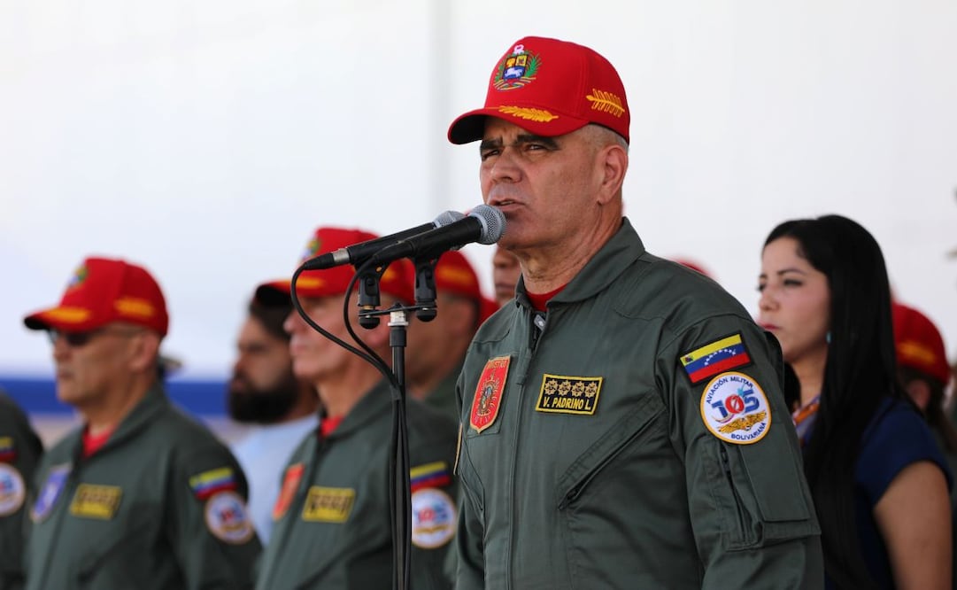 Imagen proveída por el Ministerio para la Defensa de Venezuela del ministro del Poder Popular para la Defensa de Venezuela, Vladimir Padrino López (frente), hablando durante el 105 aniversario de la Aviación Militar Bolivariana, en la Base Aérea el Libertador, en Maracay, estado de Aragua, Venezuela, el 27 de noviembre de 2025. Padrino López resaltó el jueves el valor de la Aviación Militar Bolivariana, ante lo que llamó el "peligroso asedio" estadounidense. Foto: Xinhua