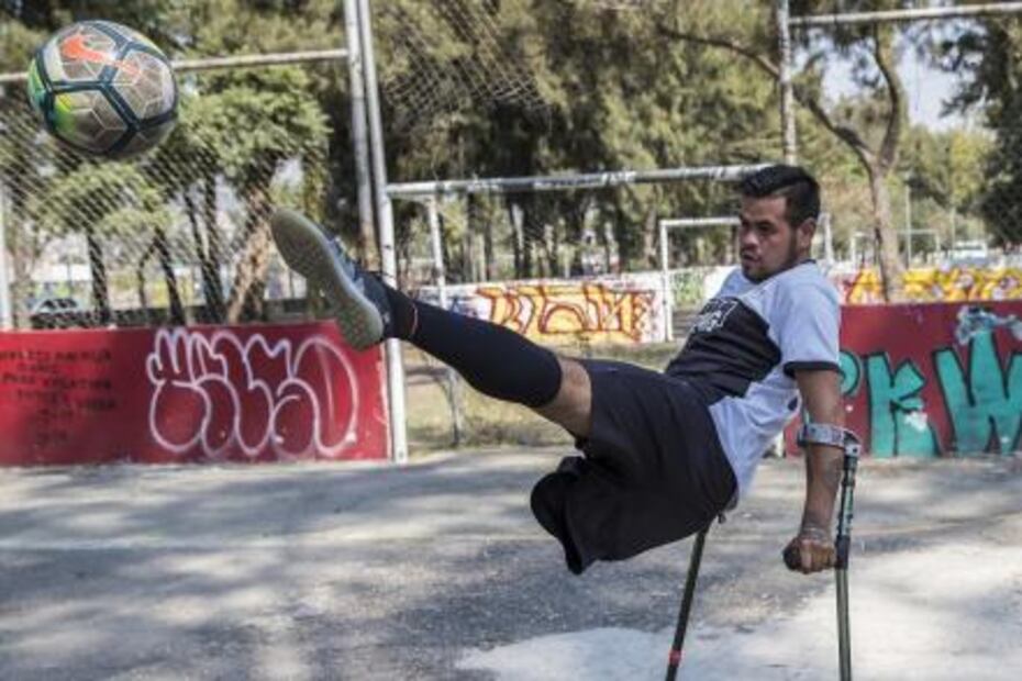 Futbolistas de un solo pie buscan cancha tras el sismo